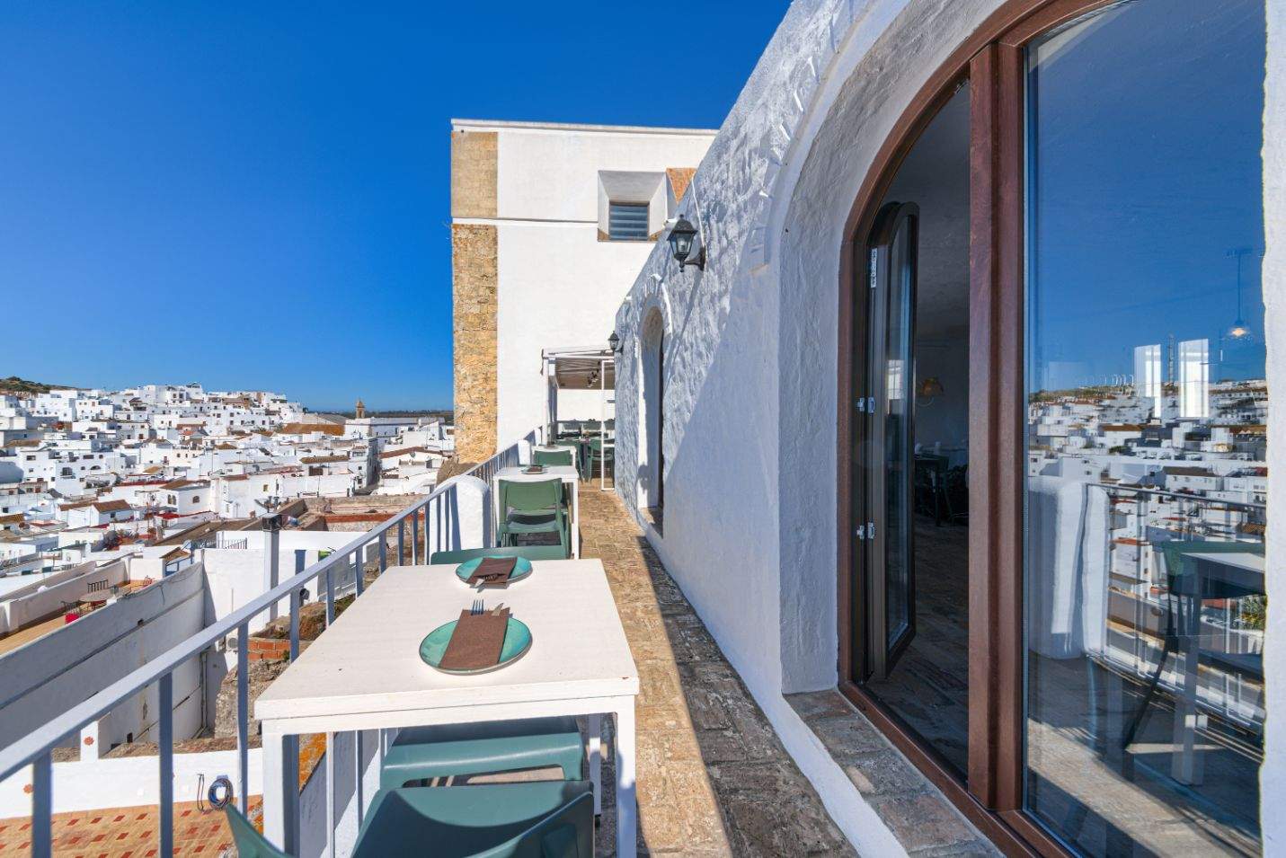 Terrasse des Restaurante La Judería mit Blick auf die Altstadt von Vejer