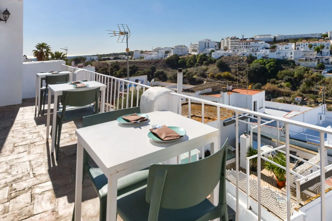 Gedeckter Tisch auf der Panorama-Terrasse mit Blick auf die Altstadt von Vejer
